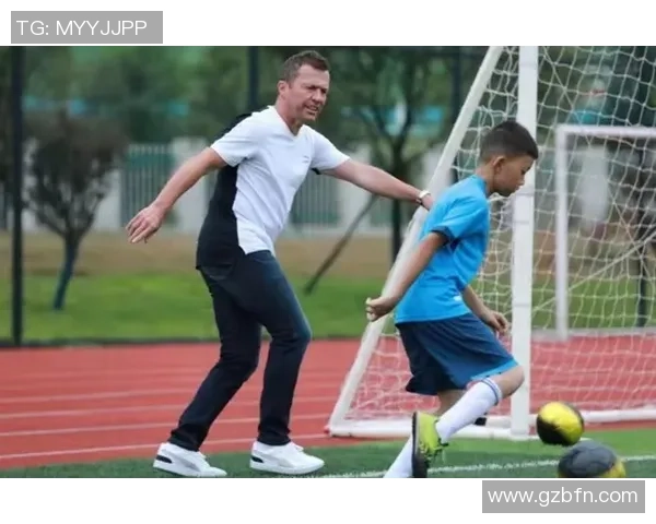 女商人携手足球明星共创商业传奇引领时尚潮流新风尚